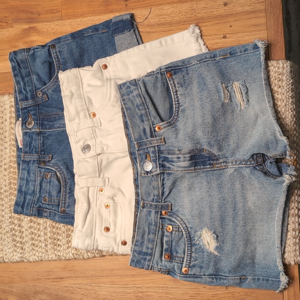 3 Levi's Girlfriend Shorts